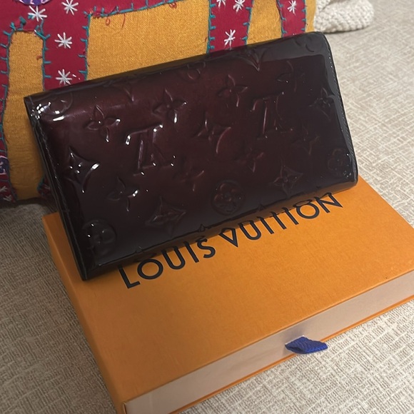 Louis Vuitton Amarante Vernis Sarah Monogram Wallet - Picture 9 of 17